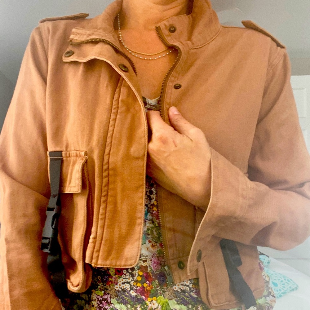 crop brown utilitarian style jacket w buckle pockets
